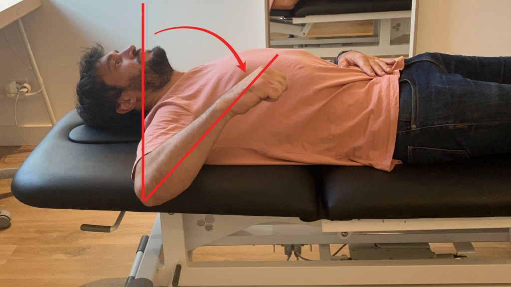 Kinésithérapeute réalisant le test du GIRD (déficit de rotation interne gléno-humérale) chez un sportif, pour évaluer la mobilité et prévenir les douleurs d’épaule.