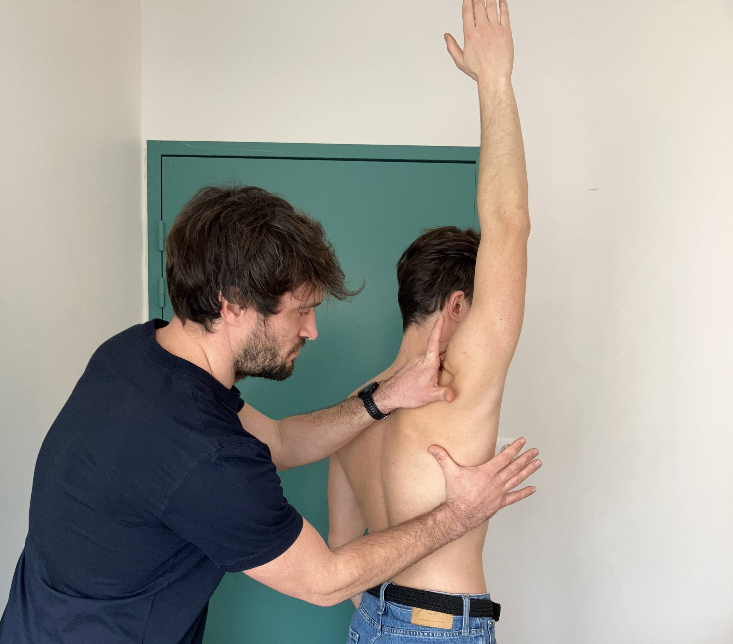 IMG 6152 JPEG Kinésithérapeute spécialiste de l'épaule travaillant la mobilité d'un patient souffrant de douleur sous-acromiale