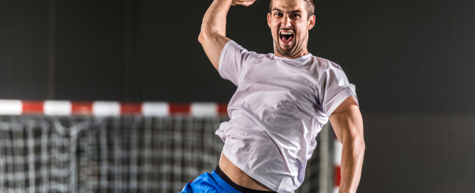 Handballeur en phase d'armé, position à risque de lésion SLAP à l'épaule