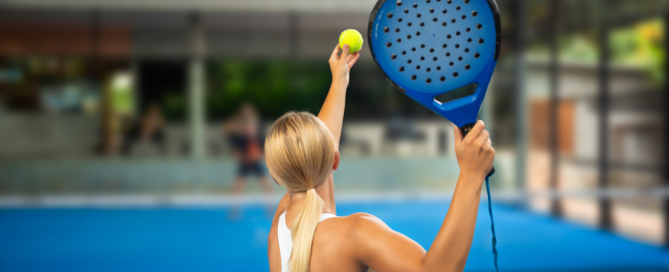 Joueur de padel effectuant un smash, geste sollicitant fortement l'épaule