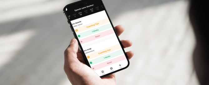 Patient suivant son programme de rééducation d'épaule à distance sur smartphone avec un kinésithérapeute spécialisé