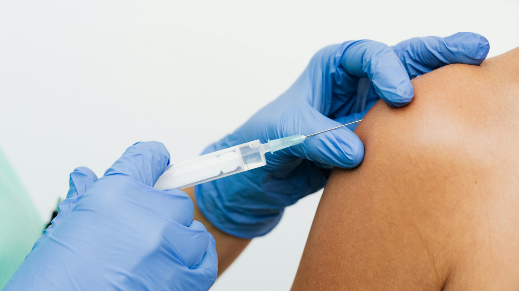 Infiltration de l’épaule réalisée par un médecin pour soulager la douleur et réduire l’inflammation.
