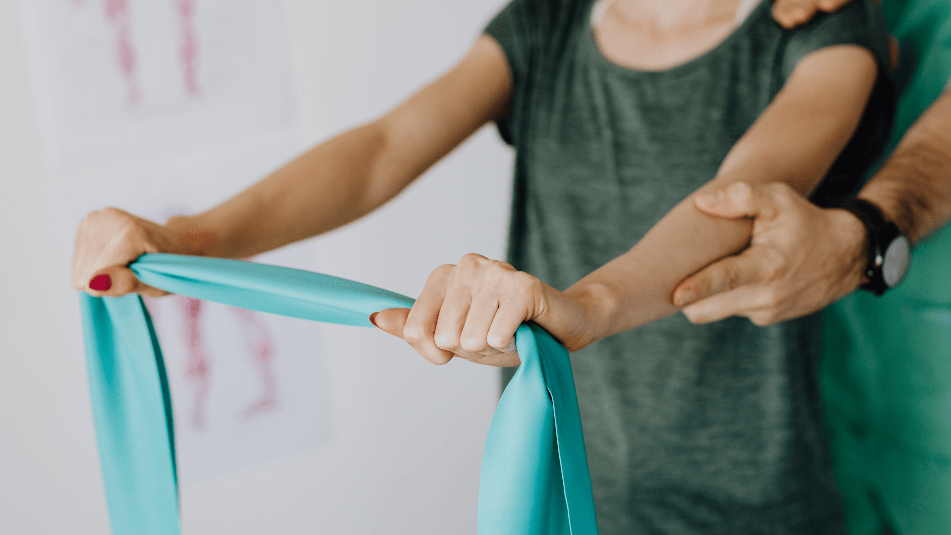 Kinésithérapeute montrant à un patient un exercice de renforcement de l’épaule pour traiter une tendinite
