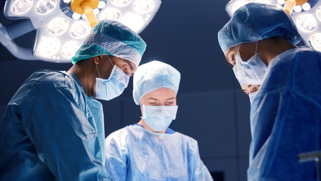 Chirurgiens réalisant une réparation de la coiffe des rotateurs de l’épaule en salle d’opération.