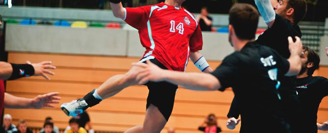 Handballeur en suspension réalisant le geste d'armer, forte sollicitation de l'épaule du lanceur