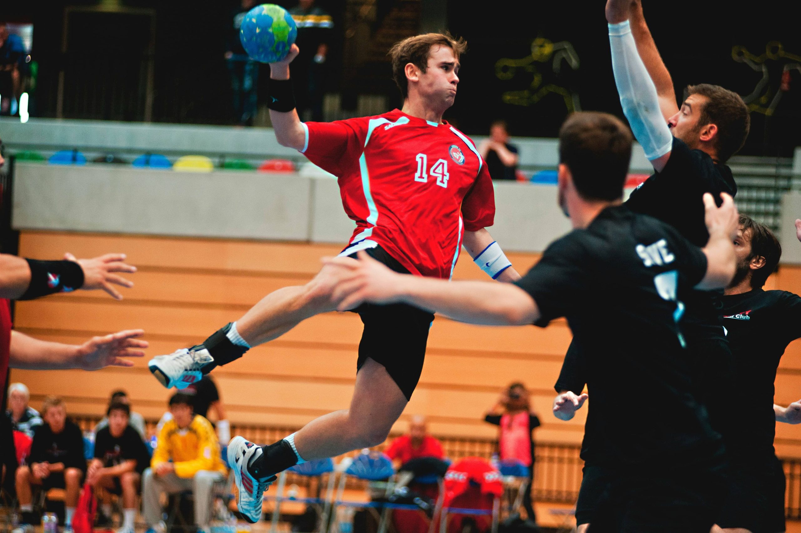 Handballeur en suspension réalisant le geste d'armer, forte sollicitation de l'épaule du lanceur