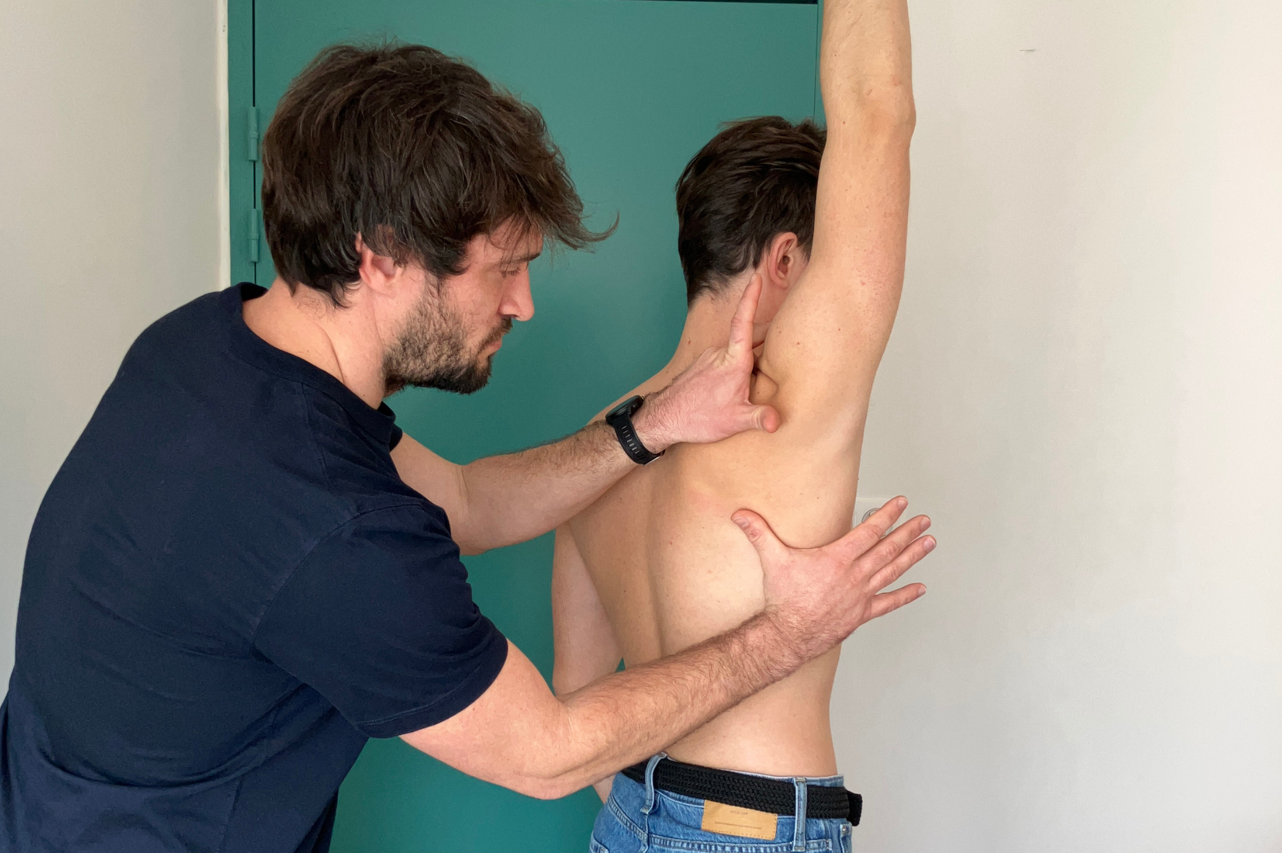 Kinésithérapeute spécialiste de l'épaule travaillant la mobilité d'un patient souffrant de douleur sous-acromiale