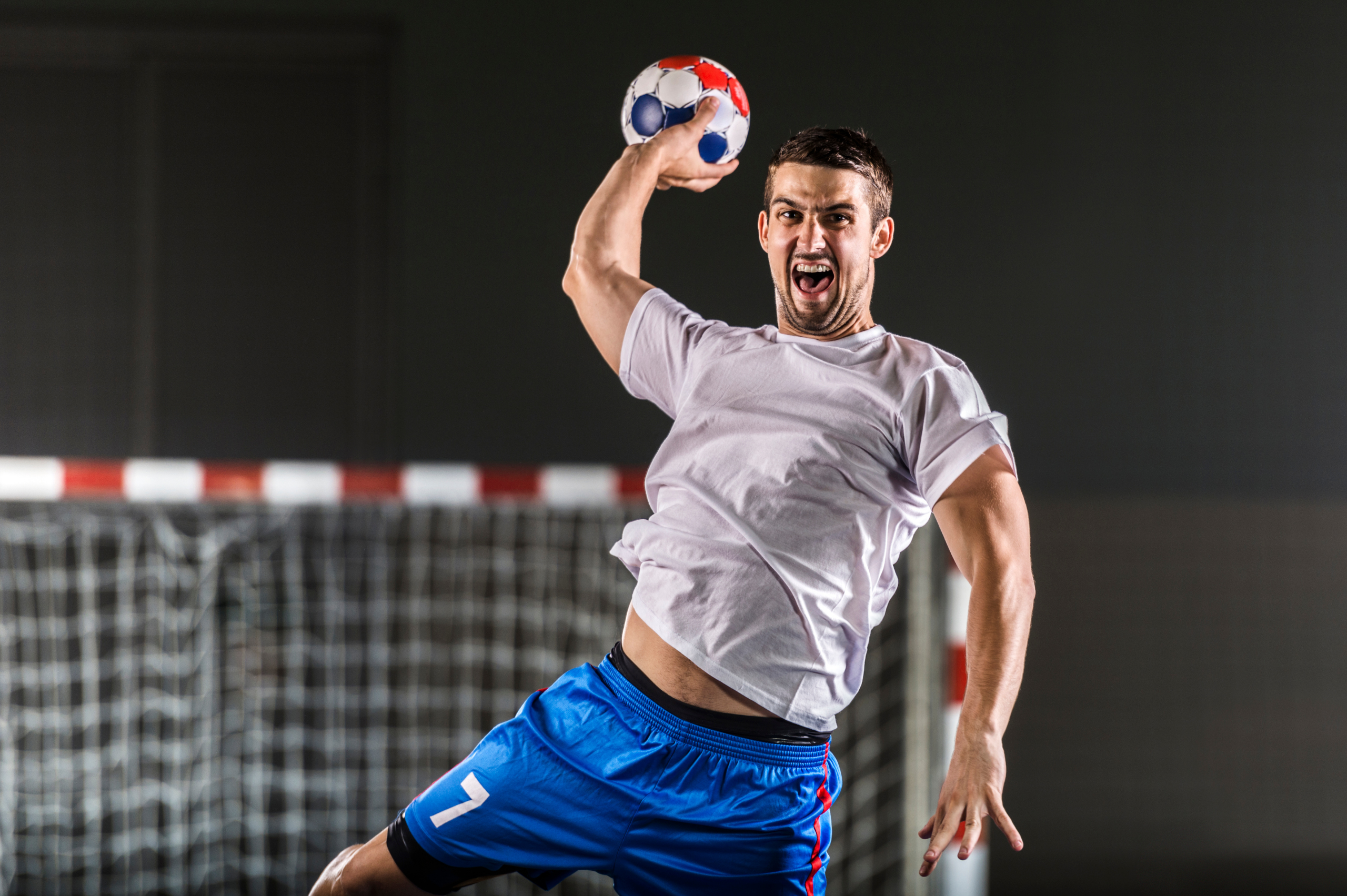Handballeur en phase d'armé, position à risque de lésion SLAP à l'épaule