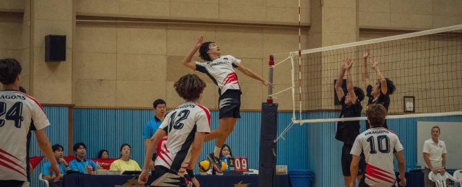 Sportif overhead bras armé, position à risque de luxation d'épaule