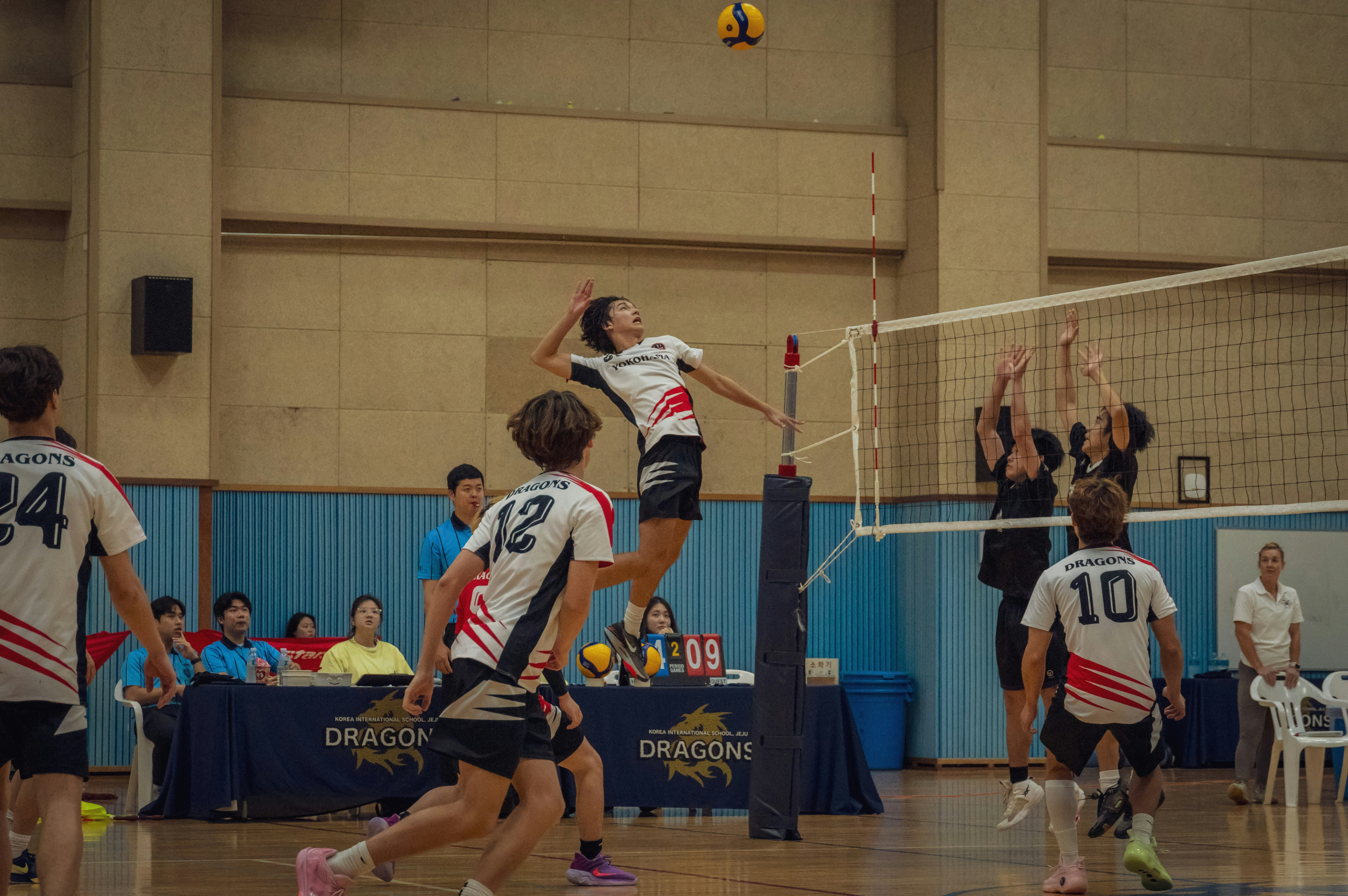 Sportif overhead bras armé, position à risque de luxation d'épaule