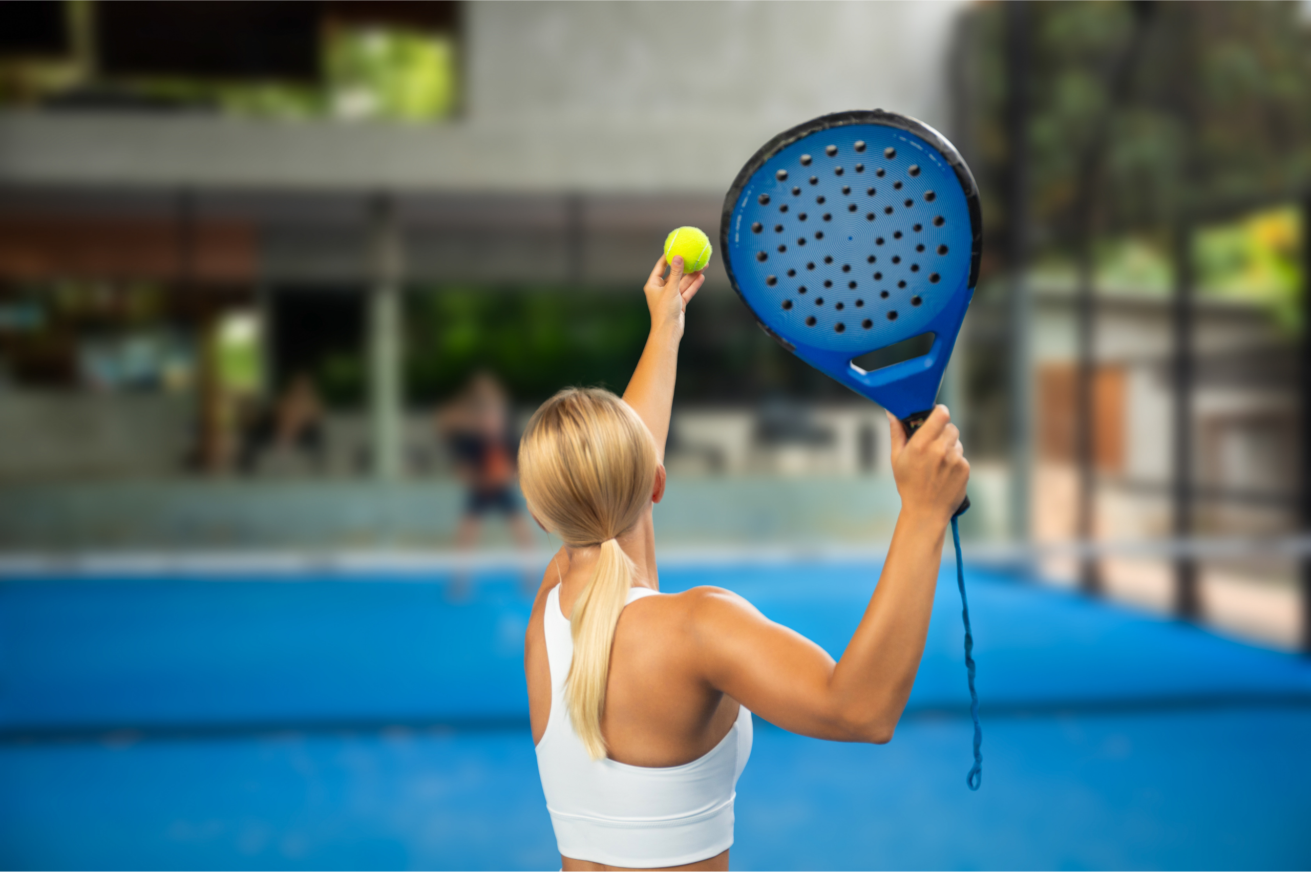 Joueur de padel effectuant un smash, geste sollicitant fortement l'épaule